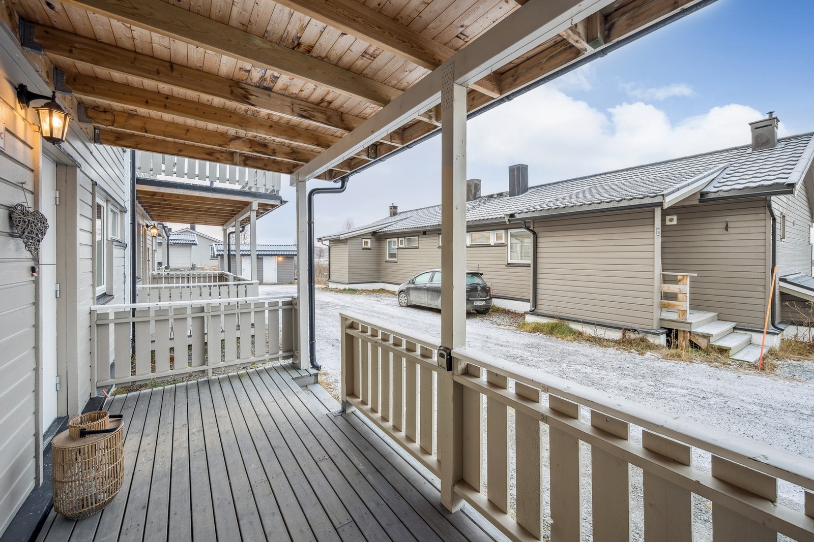 Overbygd terrasse ved inngangspartiet hvor du f.eks kan oppbevare sykler,ski og spark Galleribilde