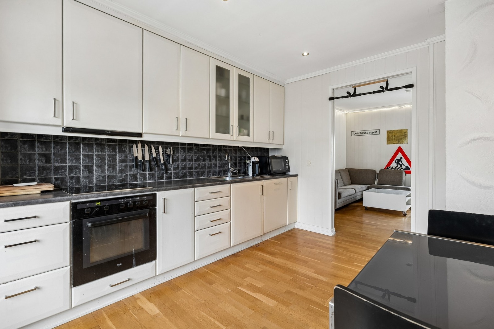 Kjøkkenet er på 13,5 kvm, og har godt med skap- og benkeplass. Galleribilde