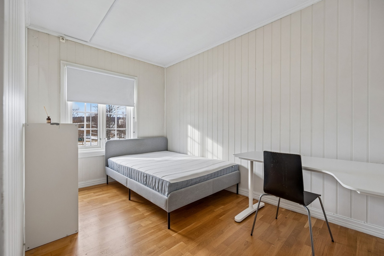 Det er totalt 5 rom som blir brukt som soverom i boligen, hvorav 2 stk er i 2.etasje og 3 stk er i loftsetasjen. Galleribilde