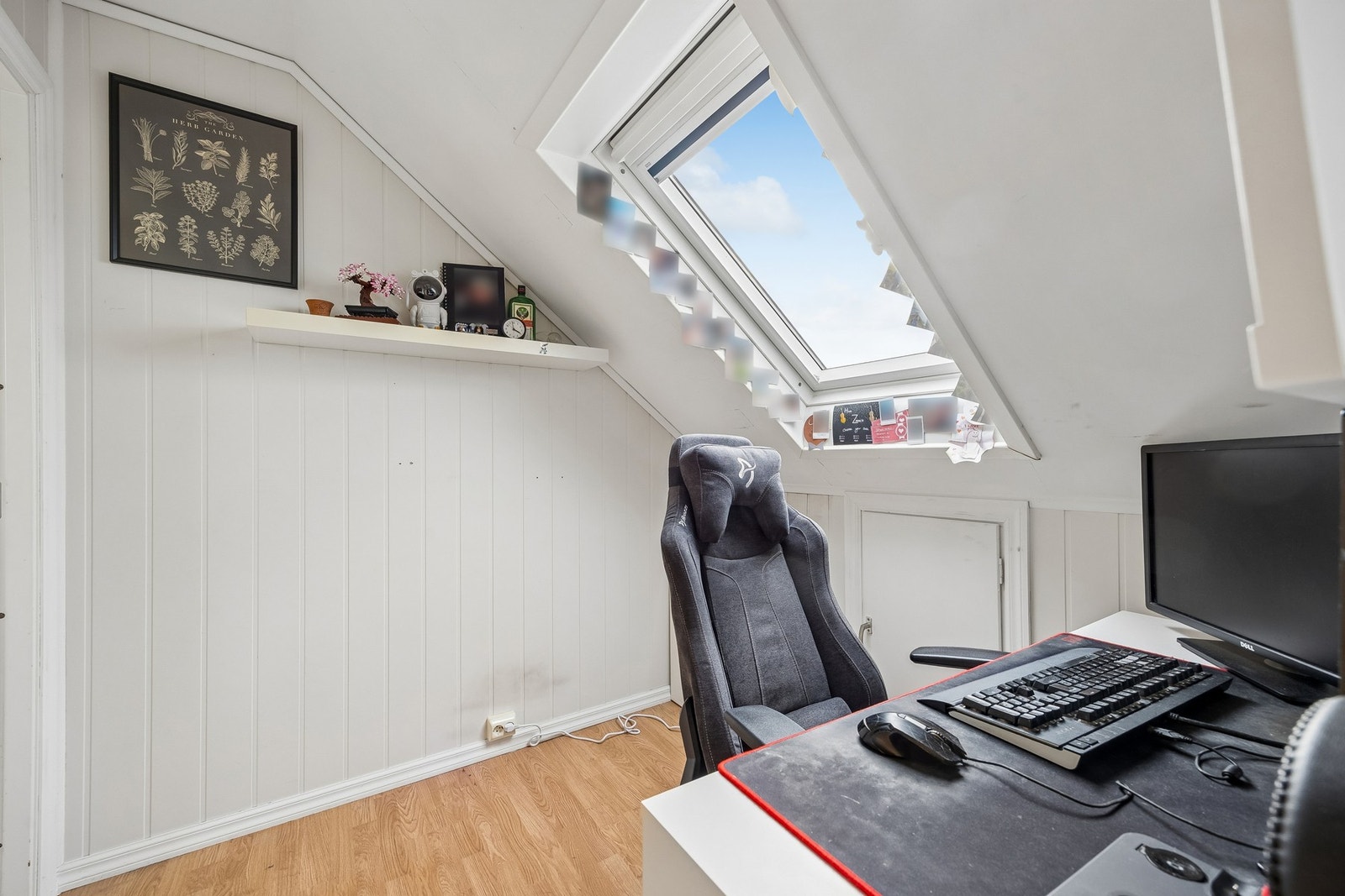 Lyst og fint soverom, kan enkelt møbleres etter ønske og behov. Galleribilde