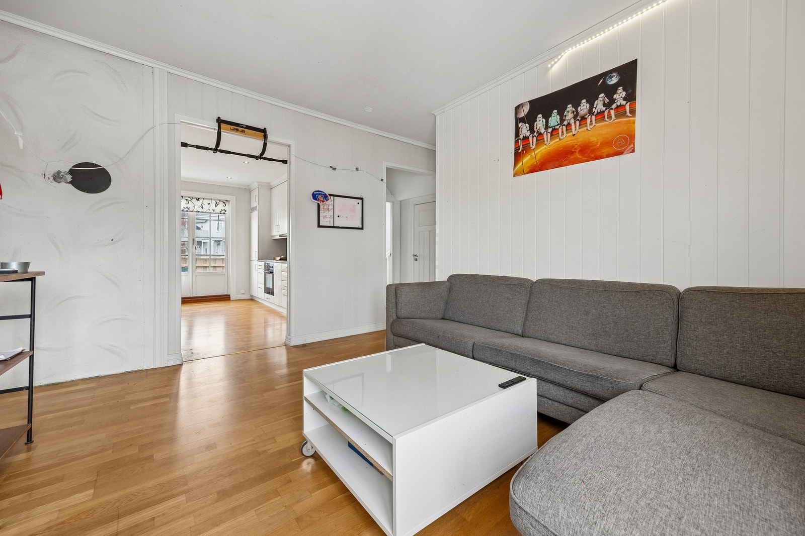 Stuen gir rom for både avslapning og underholdning, med plass til en stor TV-løsning og et koselig sofamiljø. Galleribilde