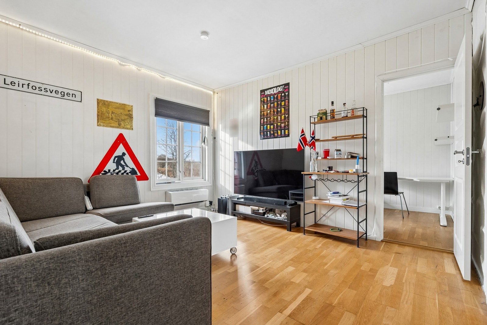 2.etg består av stue, kjøkken, gang/trapperom, bad, 3 soverom og 2 balkonger på hver sin side. Galleribilde