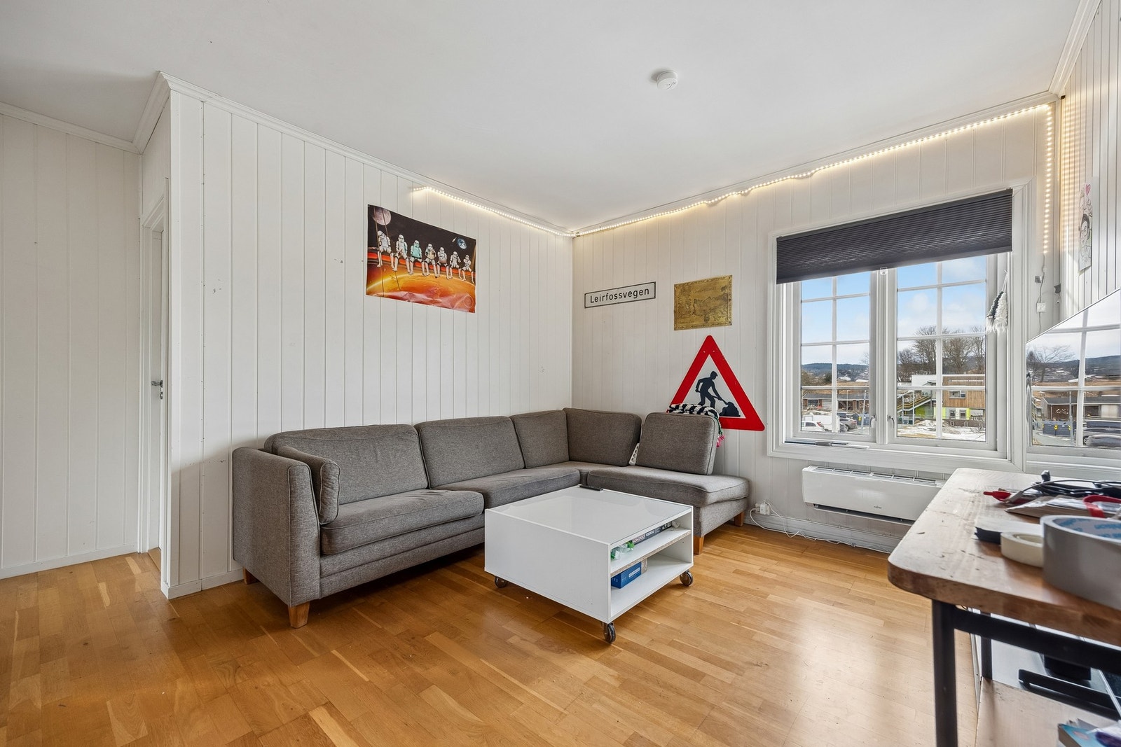 Stuen oppleves som lys og romslig, med store vindusflater som slipper inn rikelig med naturlig dagslys. Galleribilde