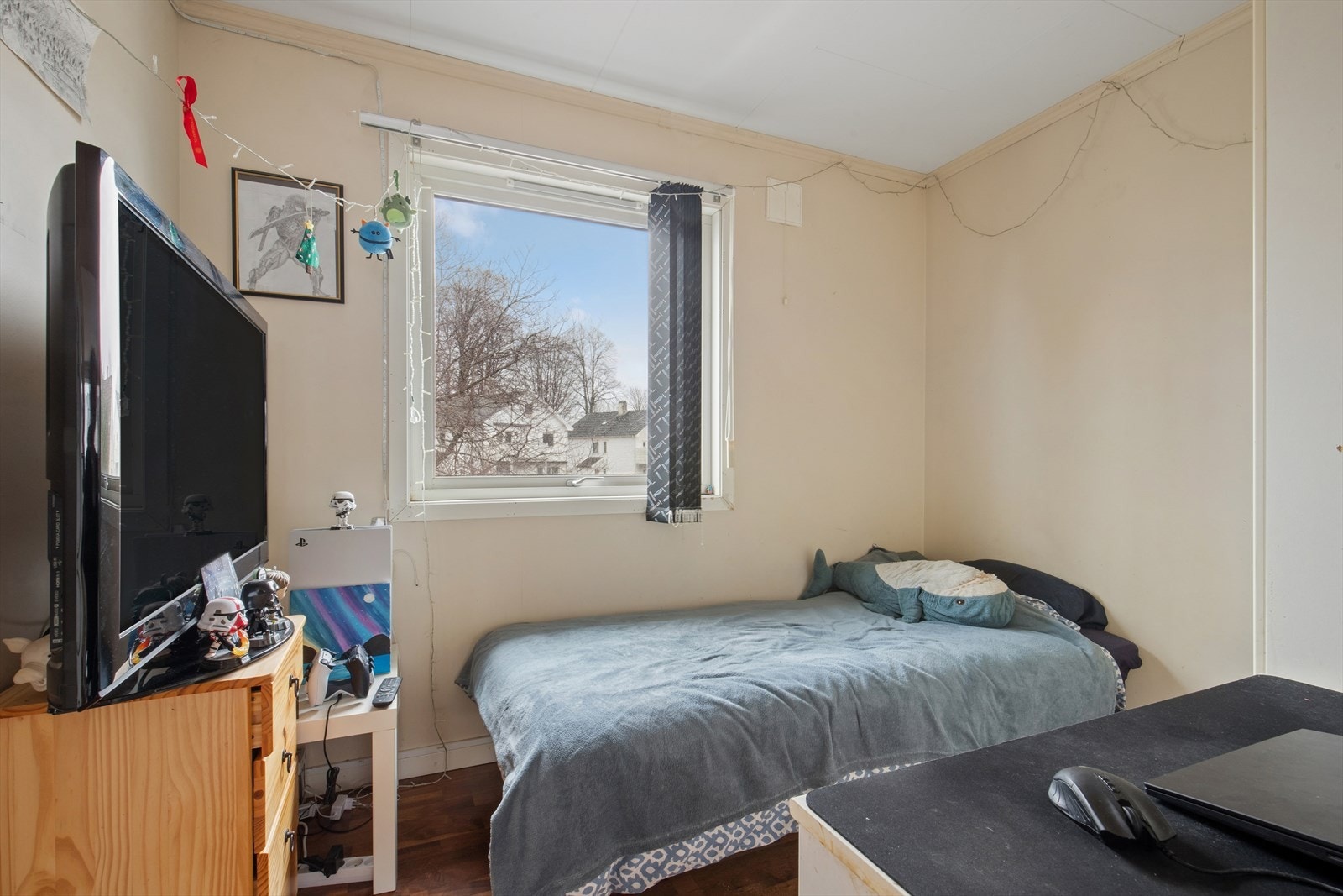 Boligen har tre soverom som alle er av god størrelse. Dette er soverommet i andre etasje Galleribilde