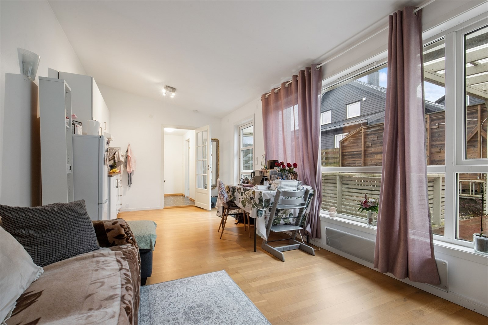 Hybelen er bygget i 2012 og har egen inngang fra hagen. Det gjøres oppmerksom på at hybelen ikke er godkjent som utleiedel, men som vinterhage. Se salgsoppgave for nærmere informasjon Galleribilde