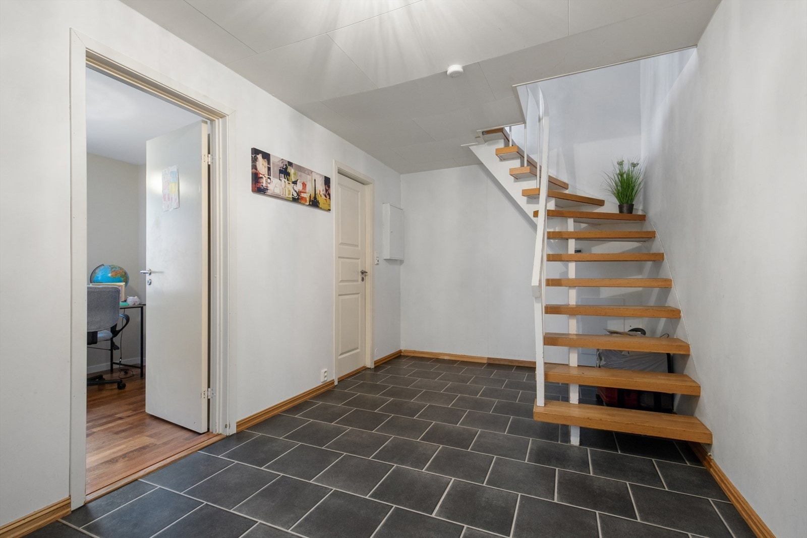 Mellomgang i første etasje Galleribilde