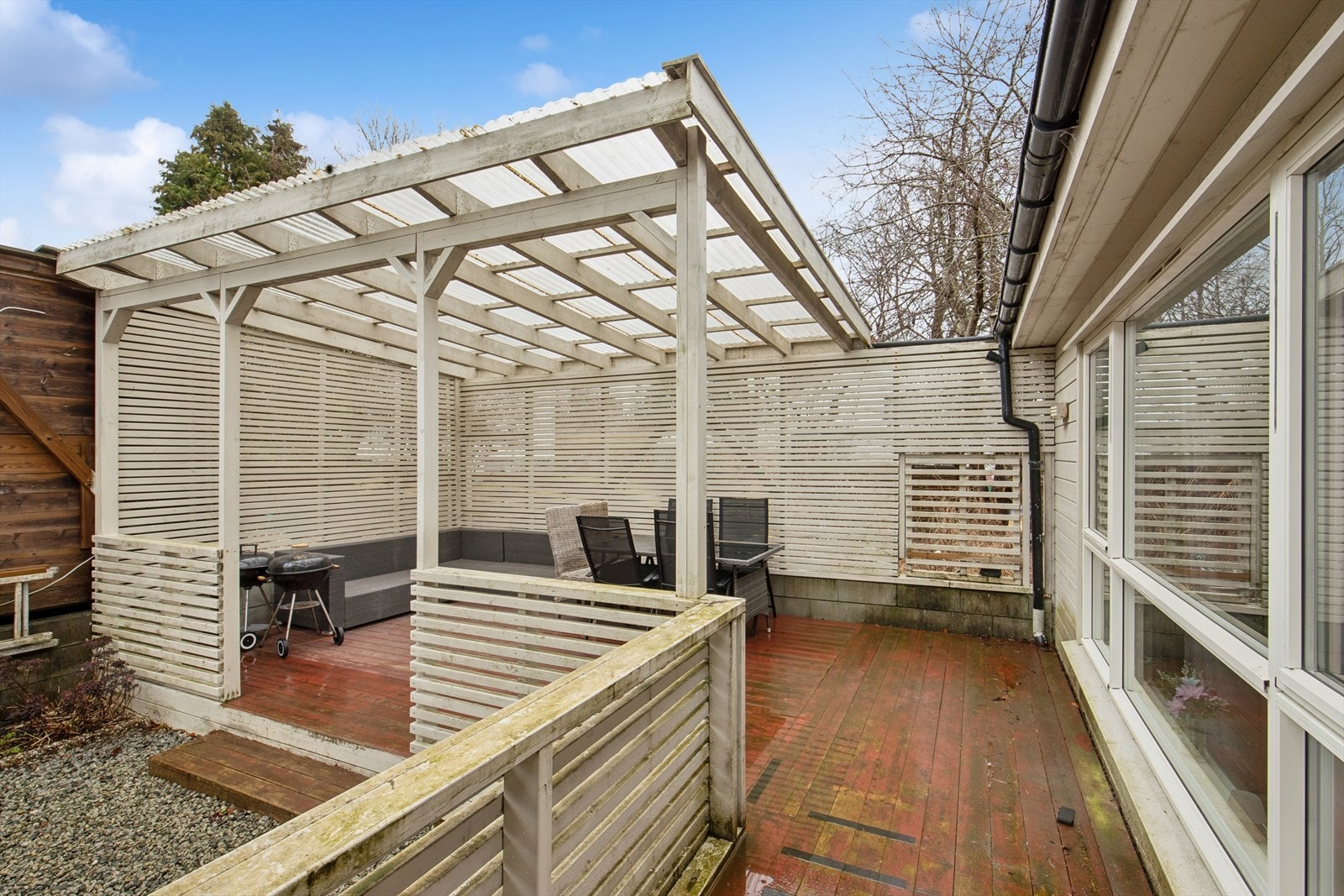 Boligen har et svært hyggelig uteområdet som er overbygd. Det er terrassebod som gulv og oppmålt til 31 m2 Galleribilde