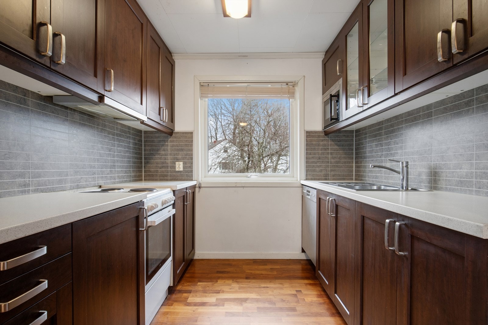 Kjøkkenet har rikelig med plass i både over- og benkeskap, og er utstyrt med frittstående hvitevarer. Galleribilde