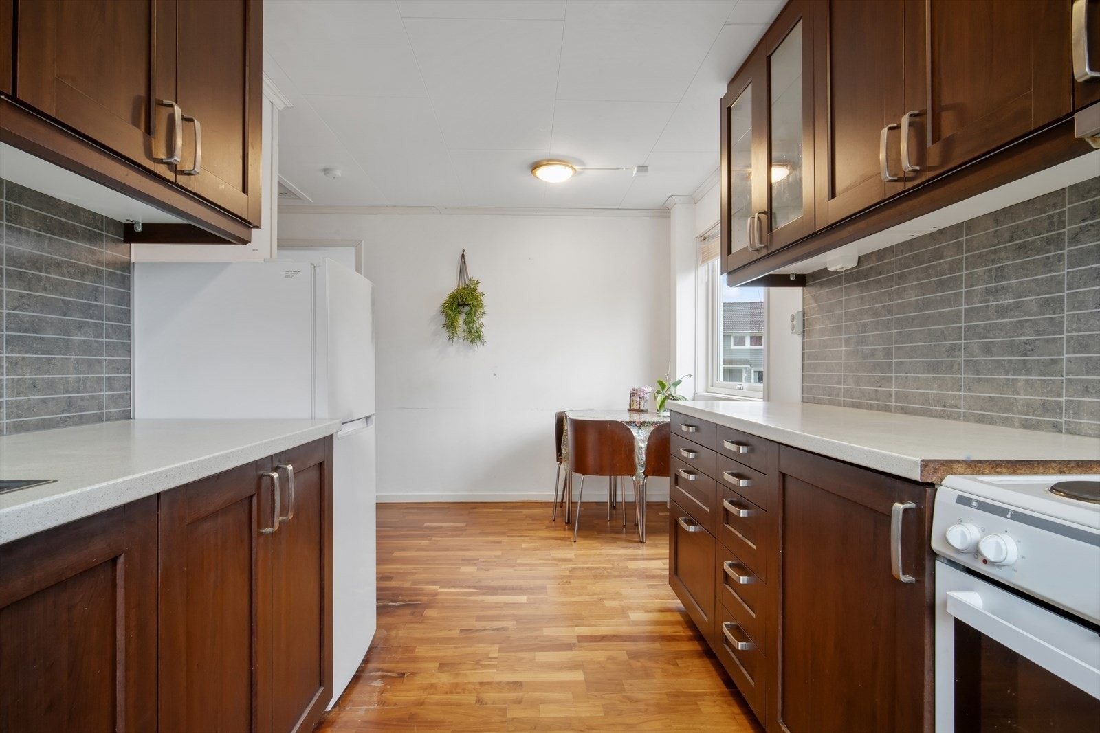 På kjøkkenet er det god plass til å ha en spisestue hvor familien kan samles Galleribilde