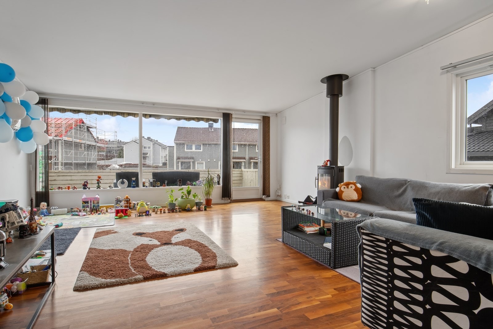 Boligens stue er svært romslig og byr på slette vegger og god takhøyde. Store vindusflater byr også på gode lysforhold til rommet Galleribilde