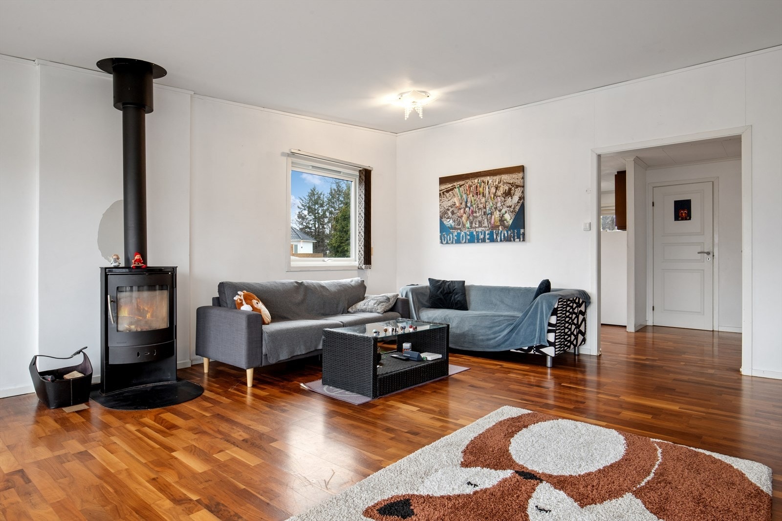 Her er det god plass til en sofagruppe som rommer hele familien. Vedovn montert i 2010. Galleribilde