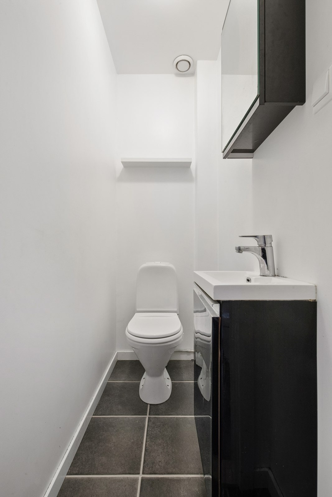 Toalettrom i andre etasje utført med klikkvinyl på gulv, malte tapetserte plater på vegger og malte plater i tak. Galleribilde