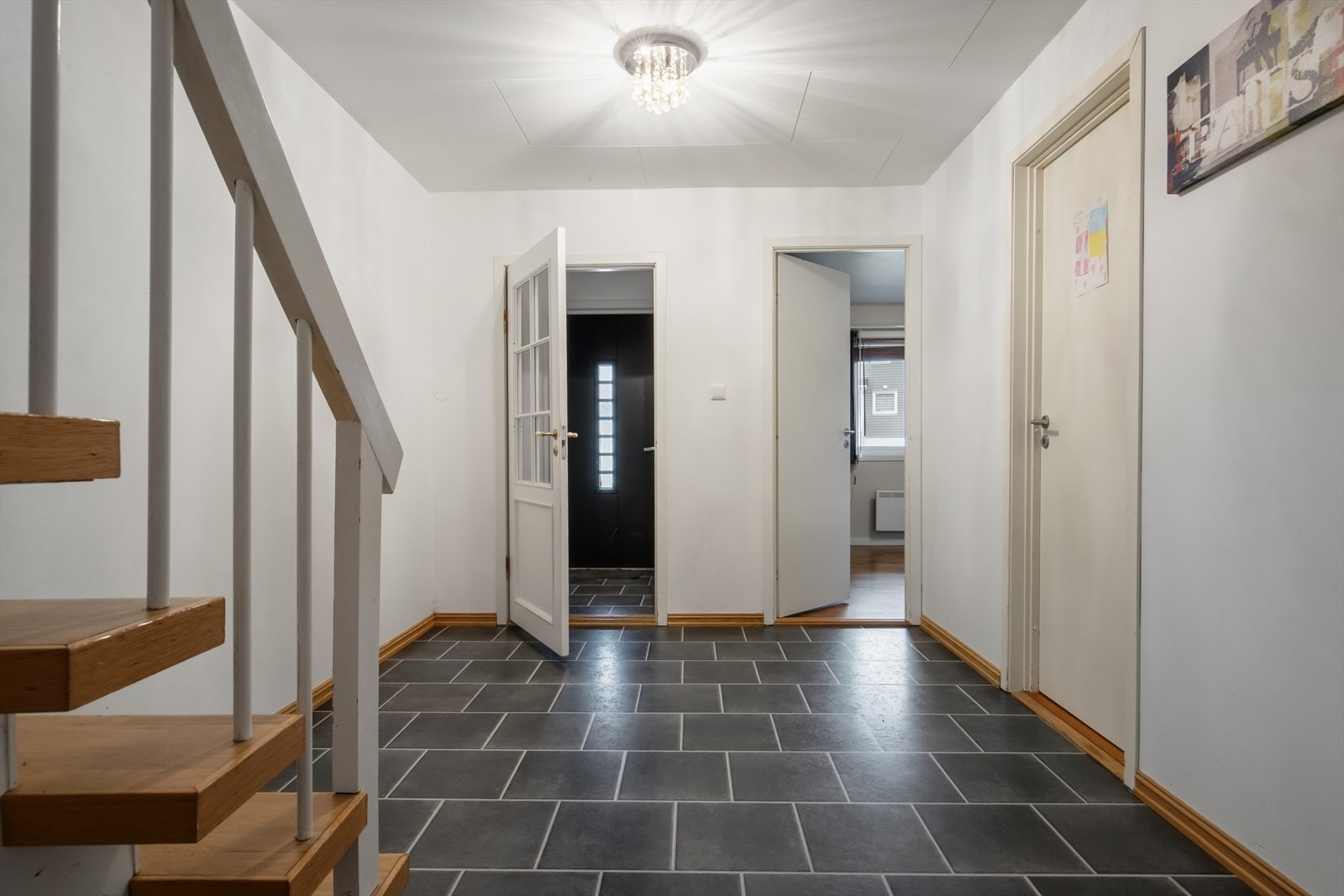 Velkommen inn! Flislagt entré med gode muligheter for garderobeløsning Galleribilde