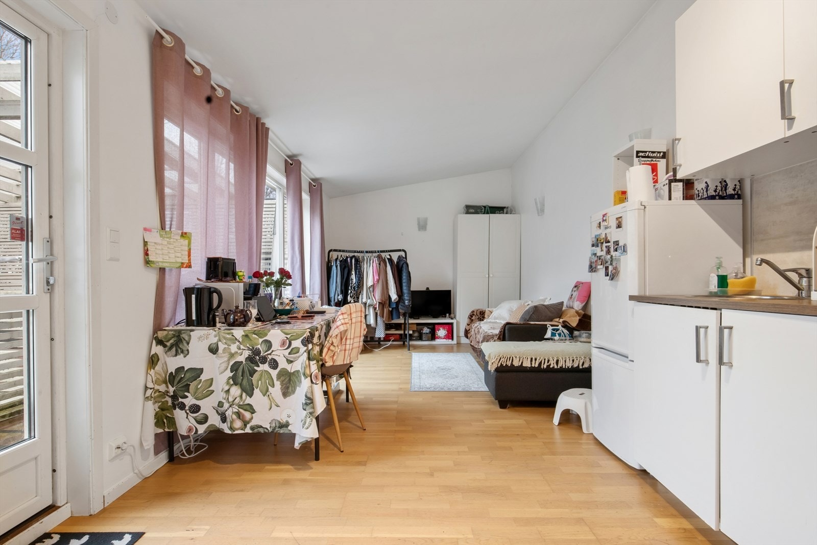 Overflater av parkett og klikkvinyl på gulv, malte plater på vegg og i tak med listefri utførelse. Åpen kjøkkenløsning mot stue. Galleribilde