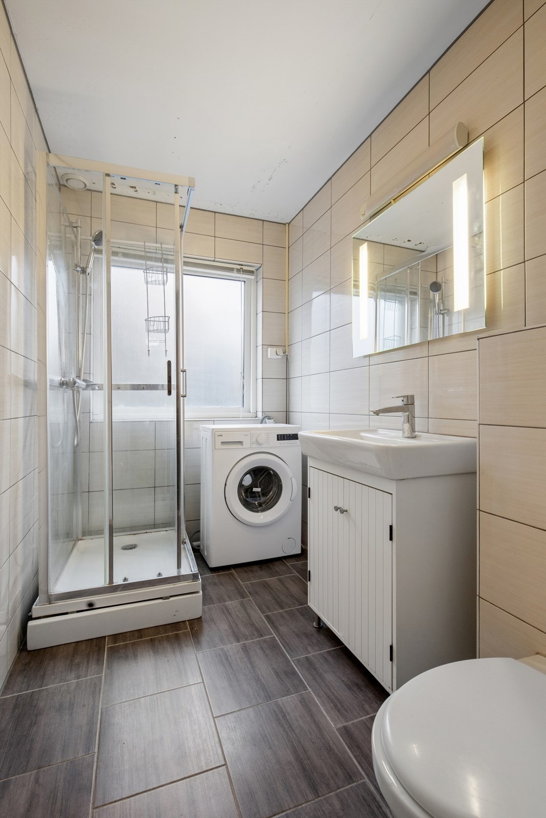 Boligens hovedbad ligger i første etasje. Badet er fra byggeår, men ble oppgradert i 2012 med flis på flis og nye møbler. Galleribilde