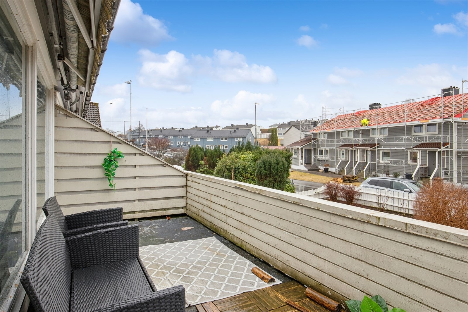 Fra boligens stue er det utgang til balkong som er utført med tekking som underlag og teppe samt terrasseflis som gulv og rekkverk i malt tre. Det gjøres oppmerksom på at råteskadet trekledning må skiftes ut. Galleribilde