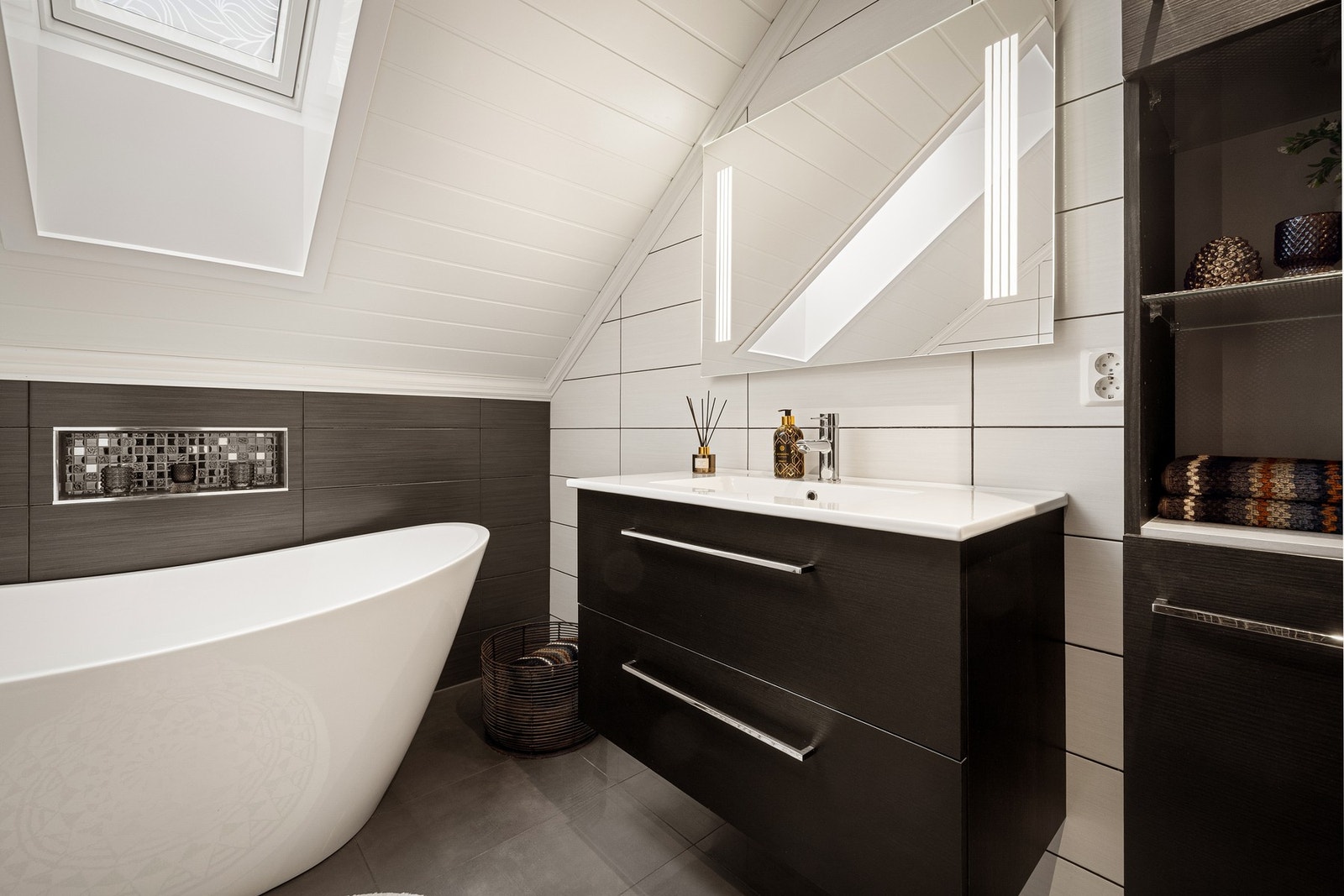 Badet er helfliset med vannbåren gulvvarme Galleribilde