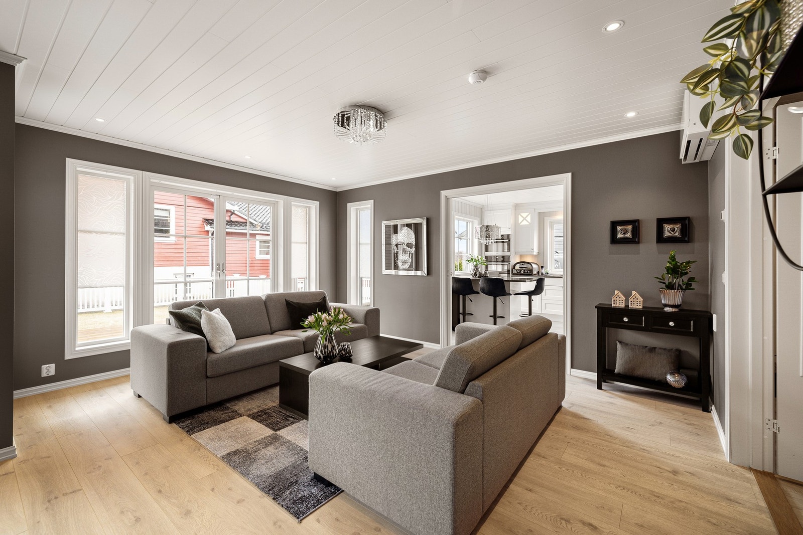 En flott enebolig med god standard, praktisk planløsning og flott uteplass Galleribilde