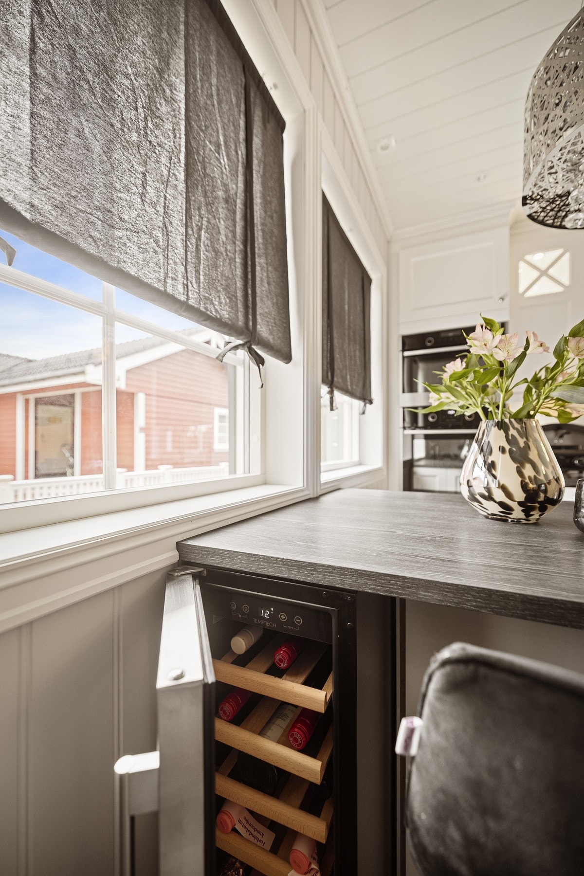 Integrert vinskap med stilrene trehyller og justerbar temperatur - perfekt for optimal oppbevaring av vin Galleribilde