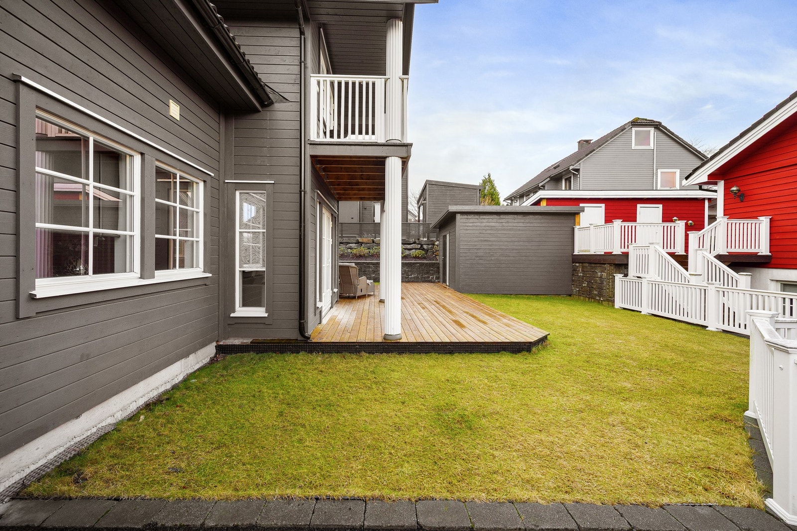 En nydelig plass å nyte finværsdager, med god plass til både barnebasseng, fotballmål og andre ønskede aktiviteter Galleribilde