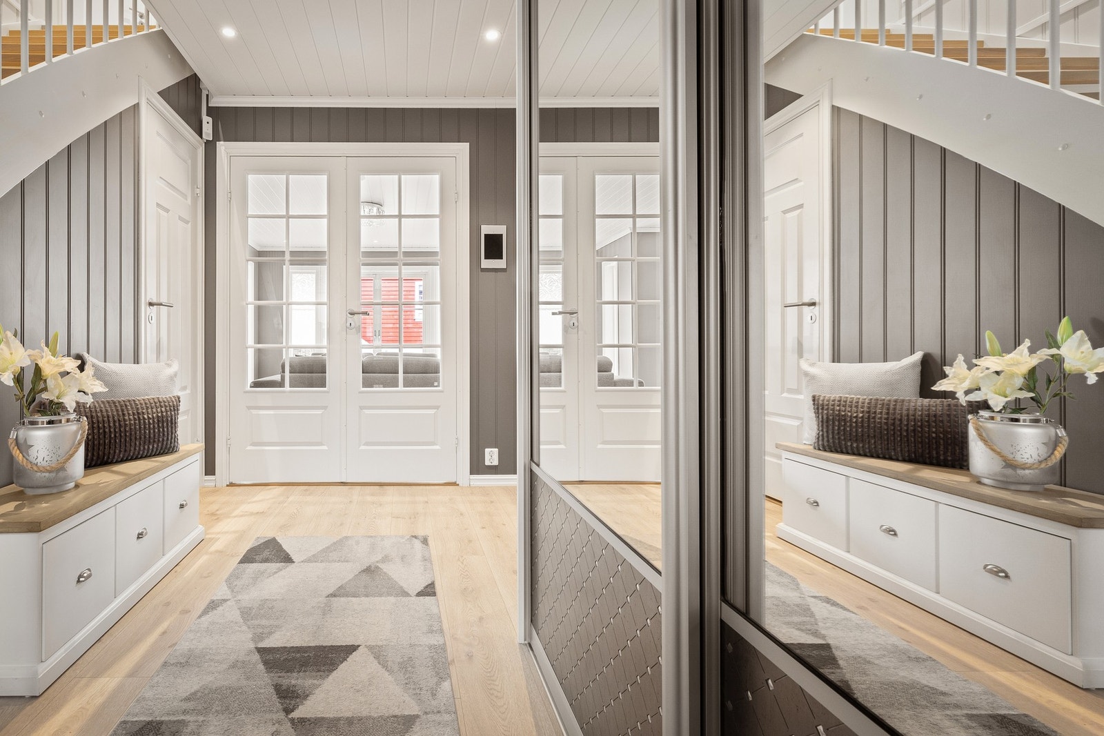 Gangen er romslig og har en innebygget skyvedørsgarderobe med speil Galleribilde