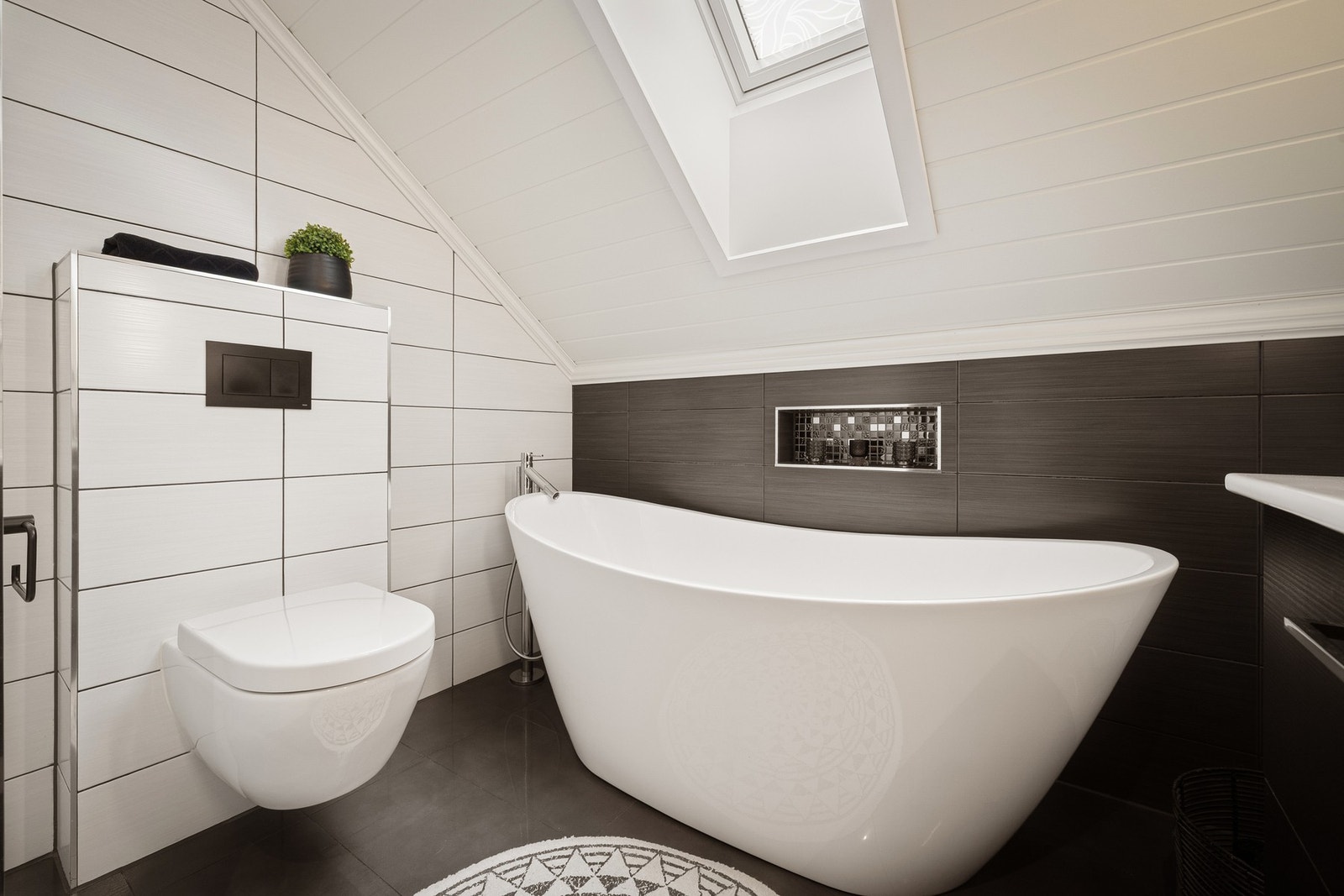 På badet er det ett lekkert badekar. Helt supert for barnefamilier Galleribilde