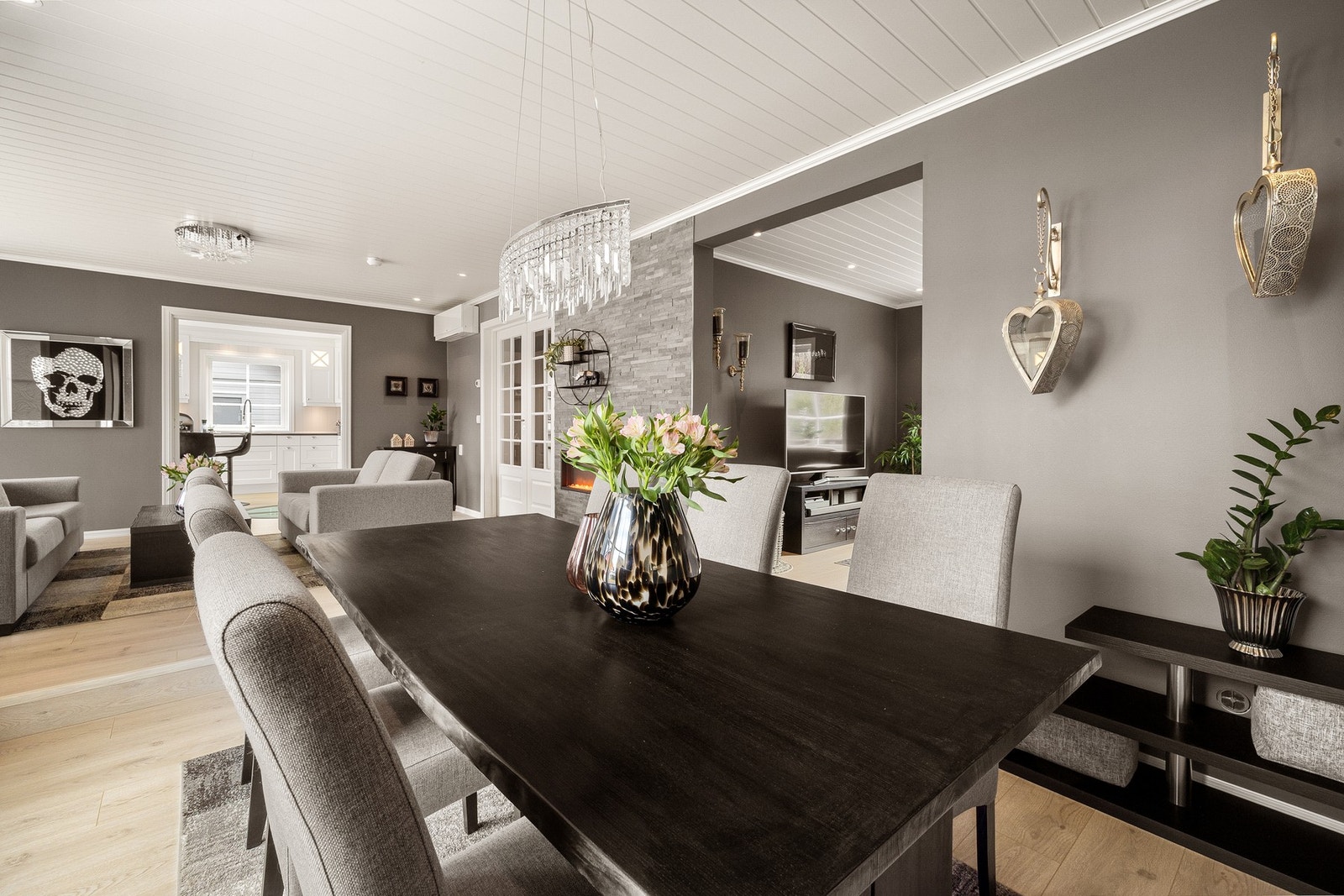 Stuen har god plass til spisebord for hele familien Galleribilde