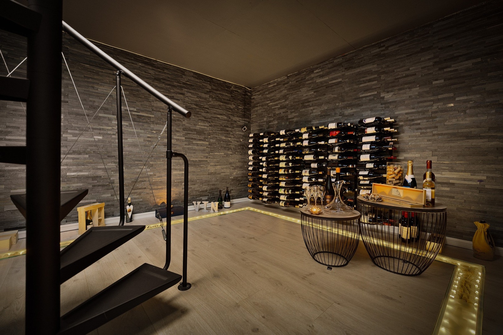 Vinkjelleren er på 12,6 kvm så her er det plass til mye vin Galleribilde
