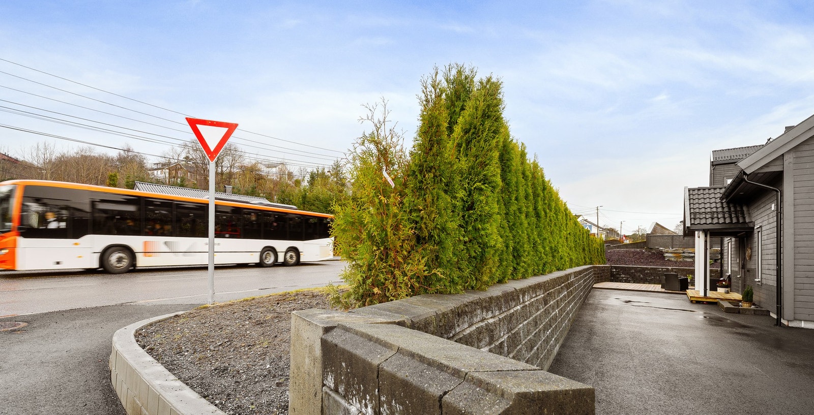 Busstoppet ligger like ovenfor veien, hvor busslinje 67 går med forbindelse videre til Lagunen og Bergen busstasjon. Galleribilde