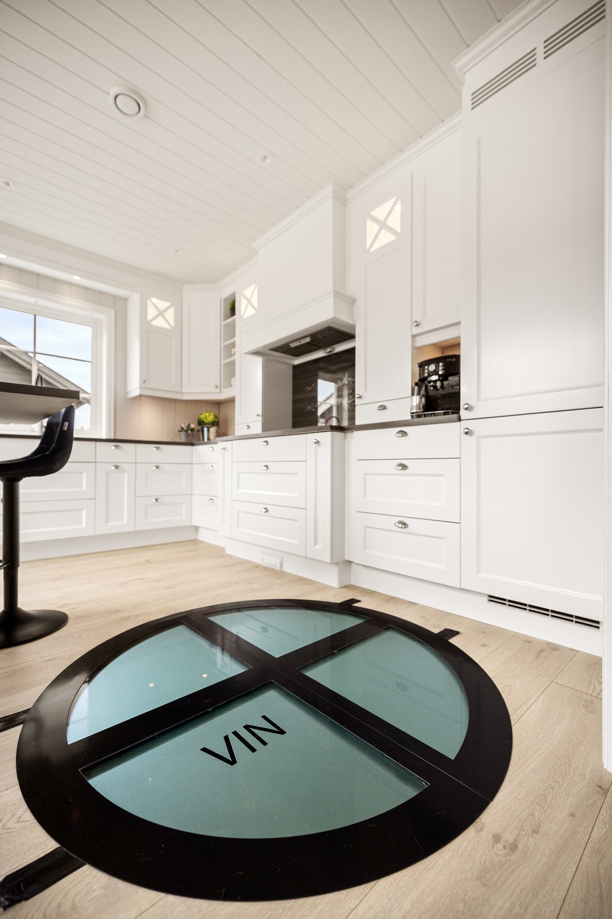 Direkte tilgang til vinkjeller fra kjøkkenet Galleribilde