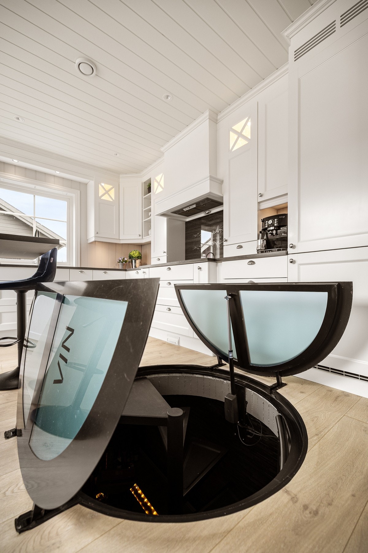 Trykk på knappen for adkomst til din egen private vinkjeller, en drøm for mange Galleribilde