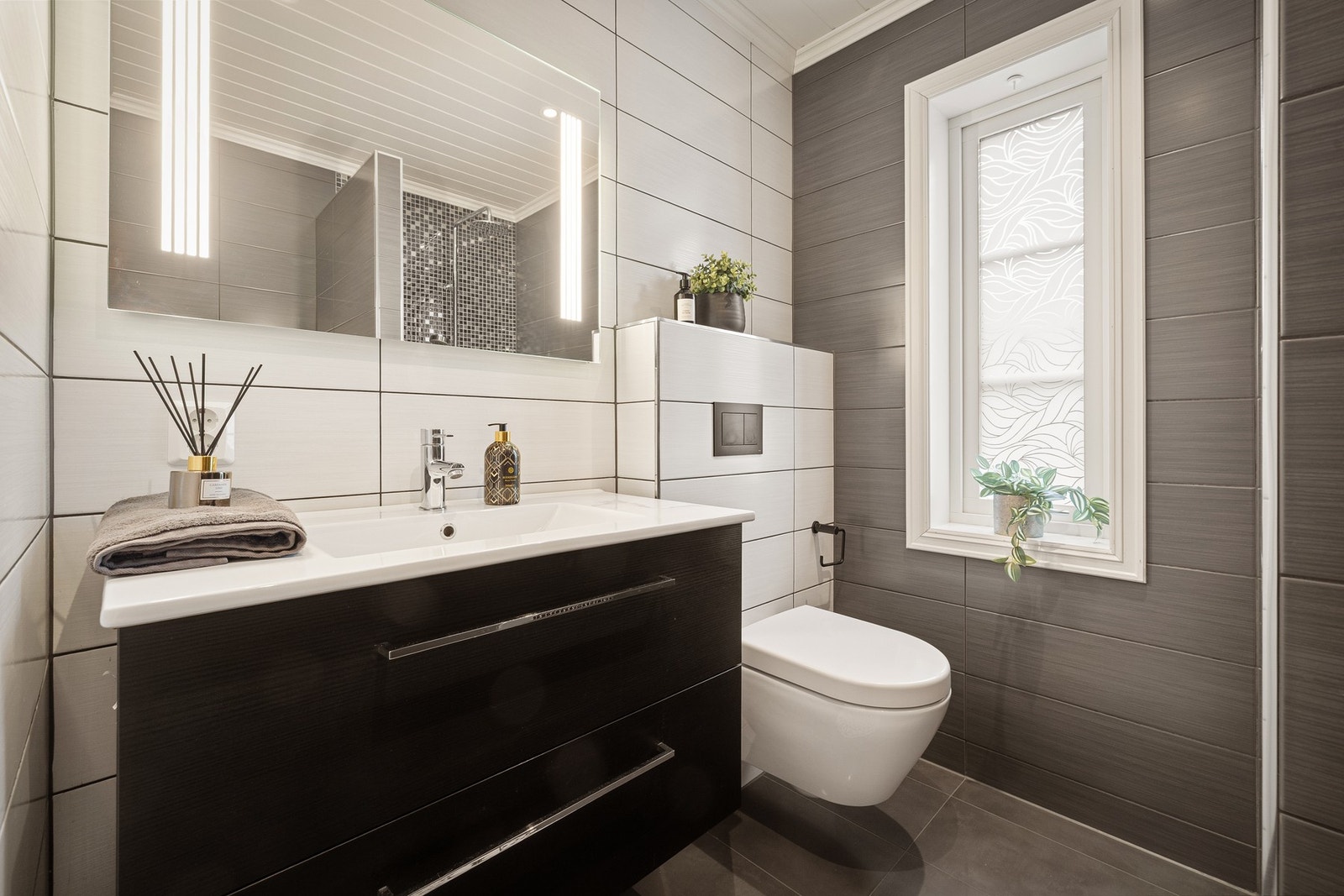 Rommet har innredning med nedfelt servant og veggmontert toalett Galleribilde