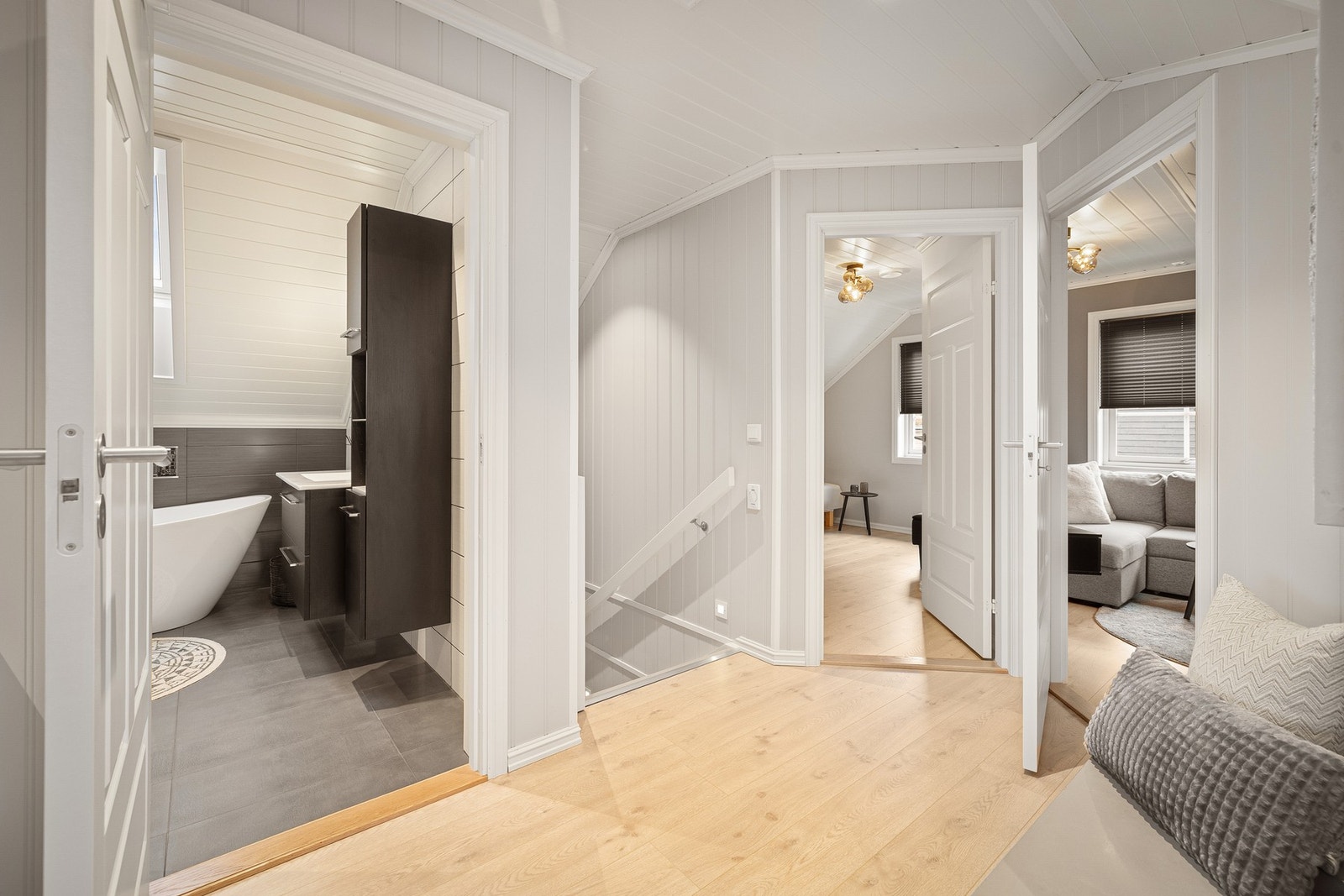 i 2.etasje er det bad, 4 soverom og balkong Galleribilde