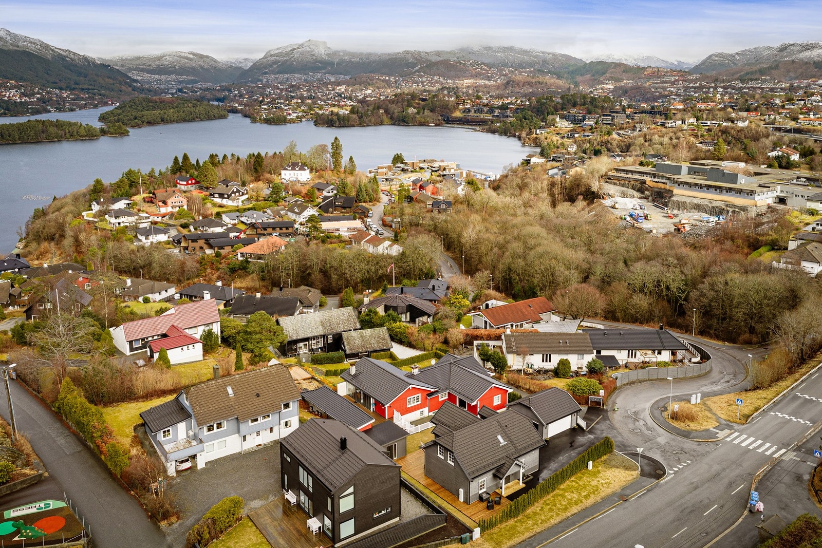 Området er etablert og rolig, og består hovedsakelig av eneboliger, tomannsboliger og mindre leilighetsbygg. Galleribilde