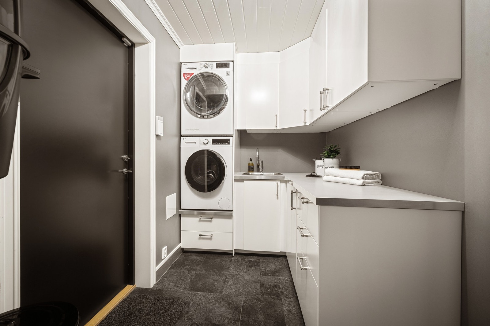 Meget praktisk vaskerom med egen inngang. Rommet har vannbåren gulvvarme Galleribilde