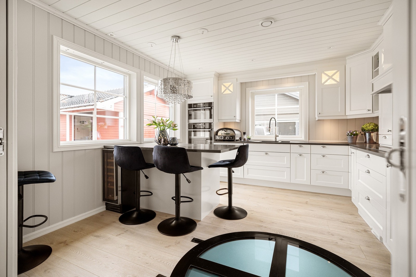 Fra boligen er det kort vei til både skoler, barnehager og et variert fritidstilbud Galleribilde