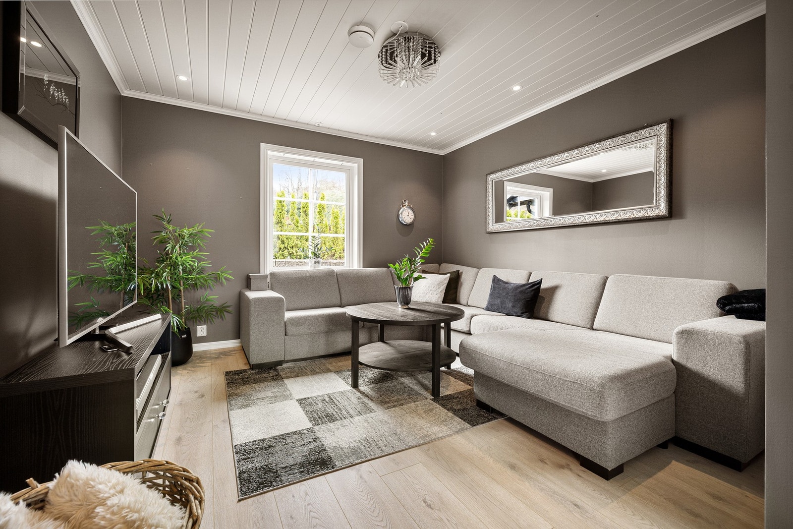 Lun og god sofakrok med god plass til stor sittegruppe Galleribilde