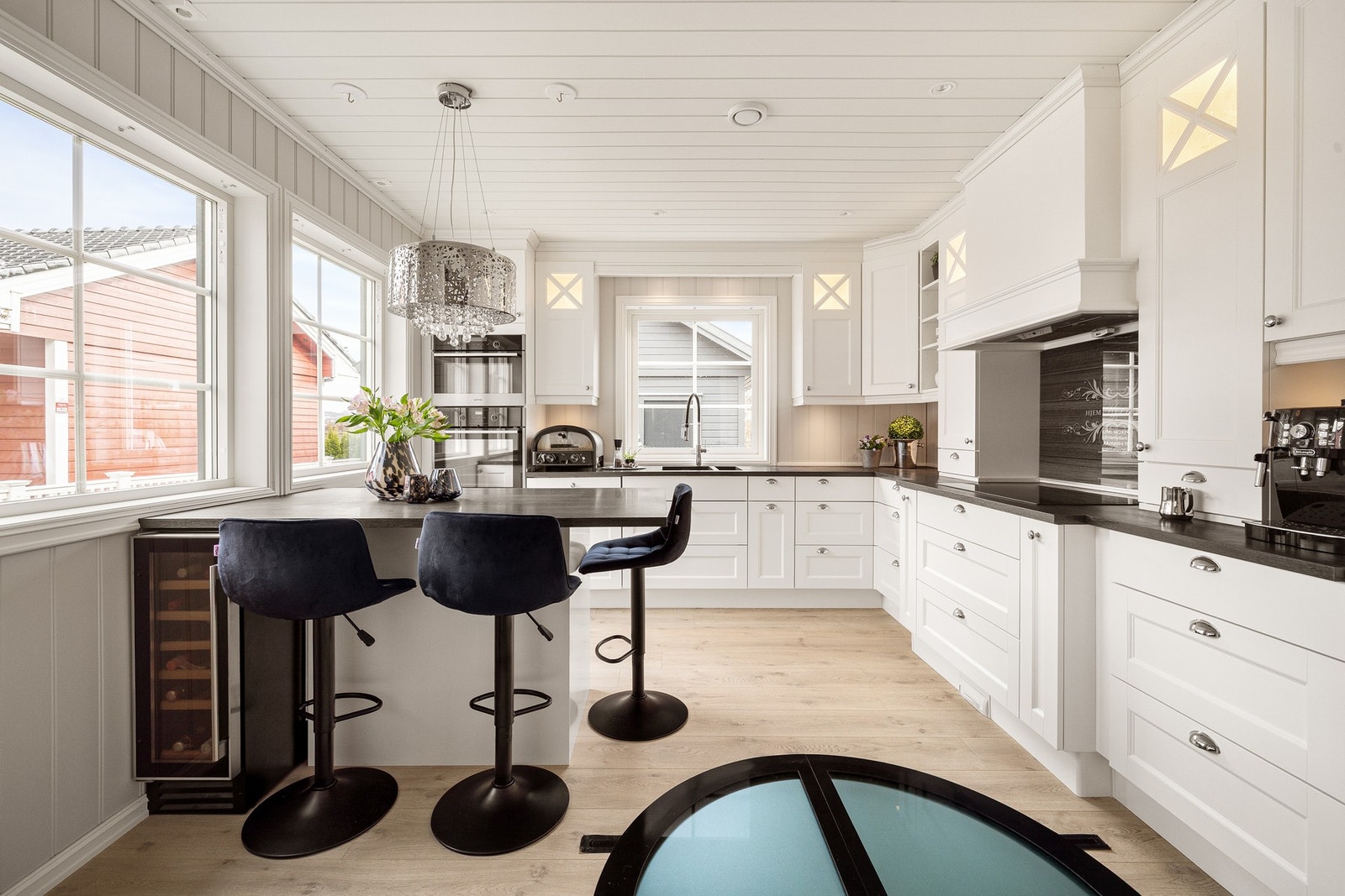 Kjøkkenøyen gir ekstra arbeidsflate og er et naturlig samlingspunkt. Galleribilde