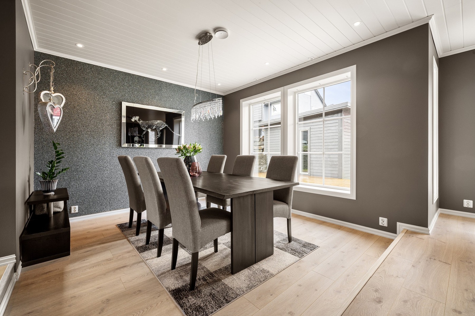 Spisestuen er på 30,7 kvm Galleribilde