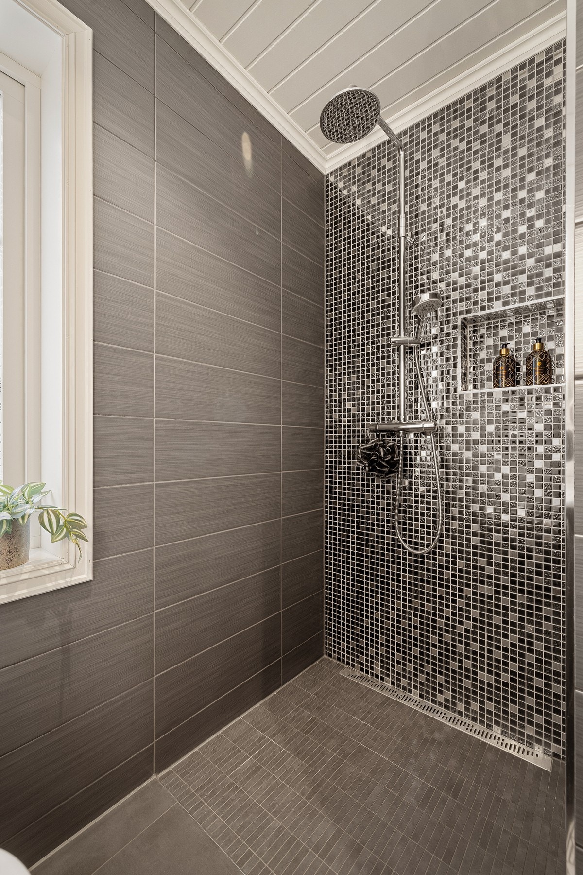 Badet er helfliset og har vannbåren gulvvarme Galleribilde