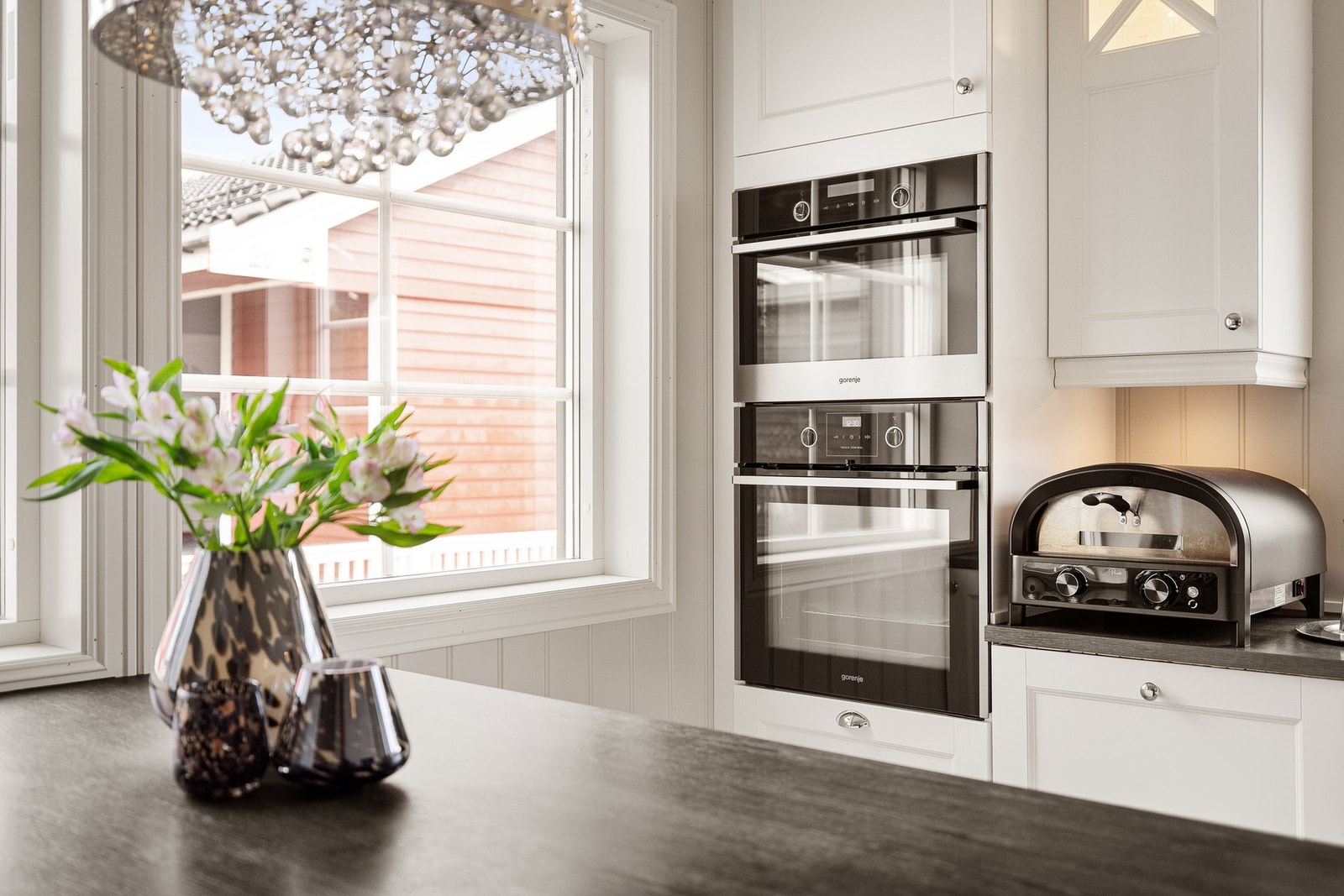 Det er integrert kjøl/fryseskap, oppvaskmaskin, platetopp, stekeovn og kombiovn Galleribilde