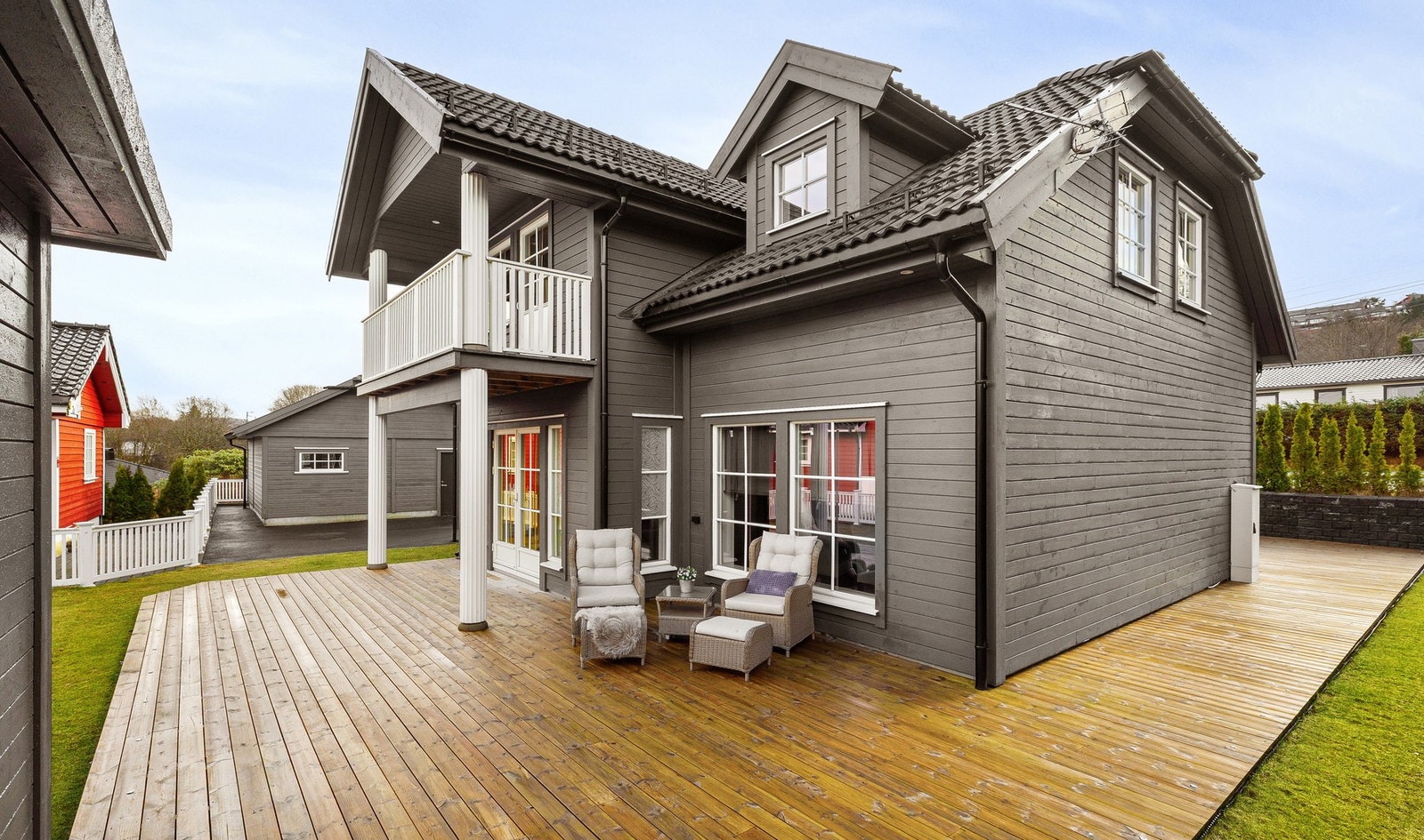 Velkommen til Nordåstrææt 2A, enebolig oppført i 2017 over to plan med dobbelgarasje, bod og vinkjeller! Galleribilde