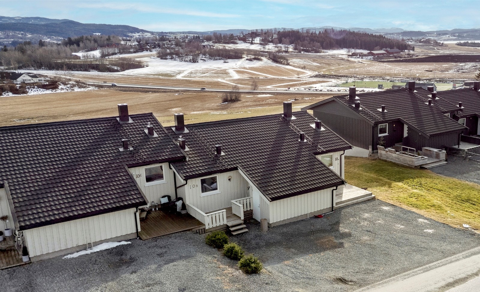 Gos plass til flere biler på egen gårdsplass. Galleribilde