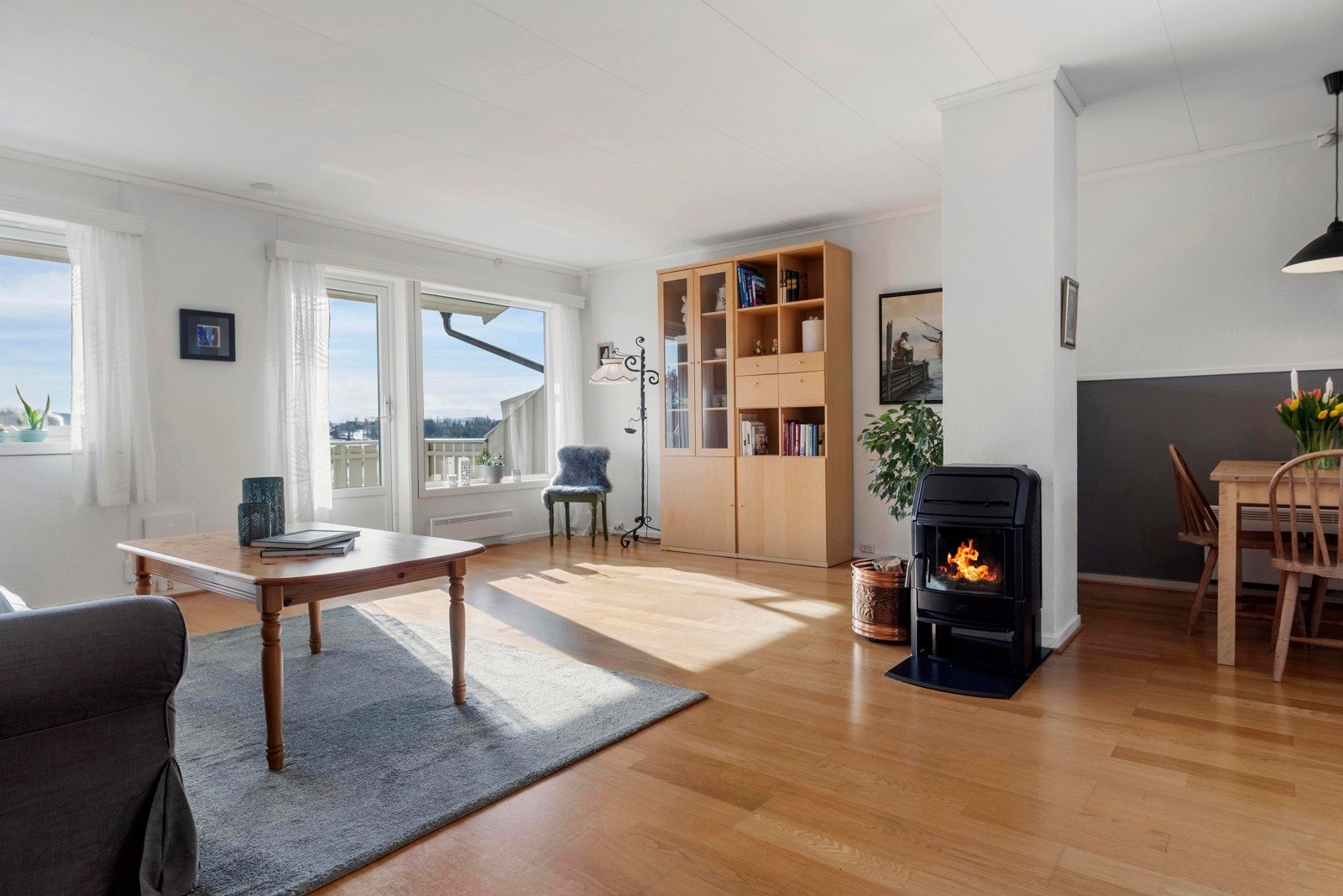 Vedfyring i tillegg til elektrisk oppvarming. Galleribilde