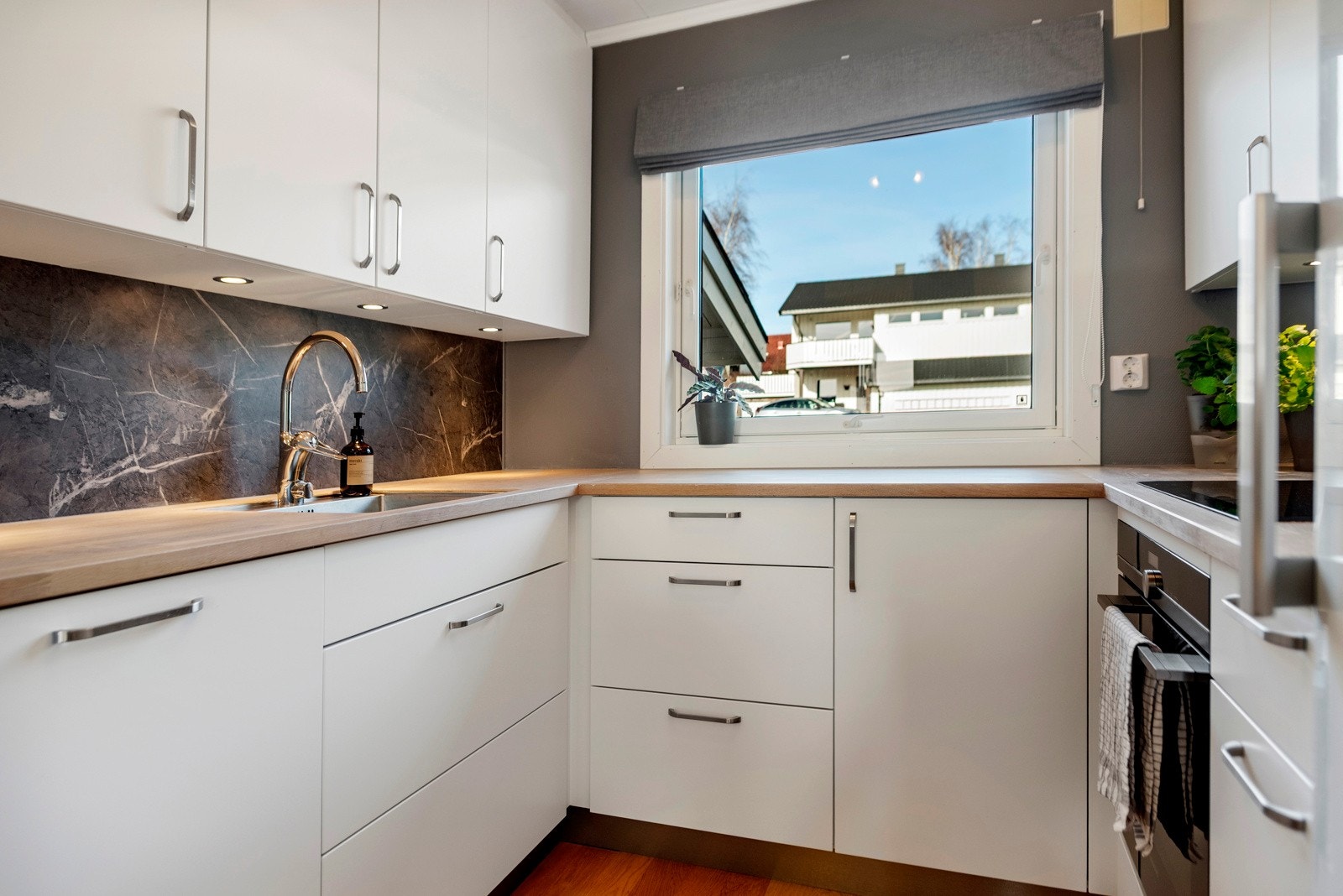 Integrerte hvitevarer på kjøkken medfølger. Galleribilde