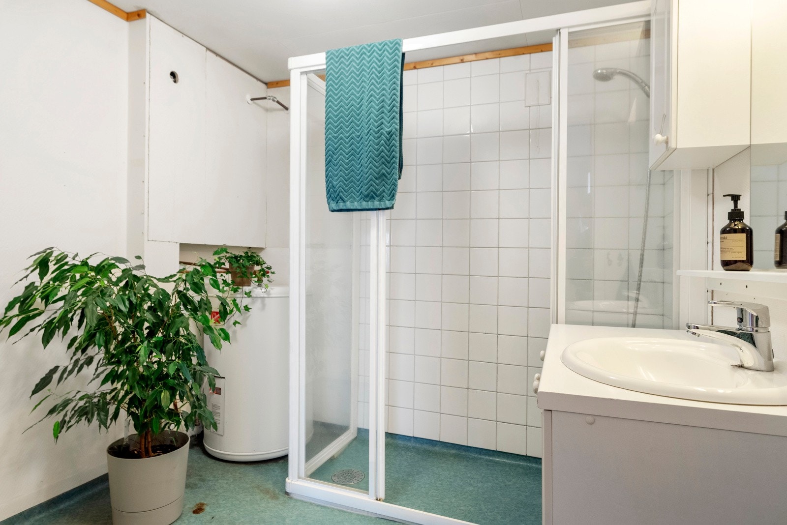 Bad i sokkeletasje. Galleribilde