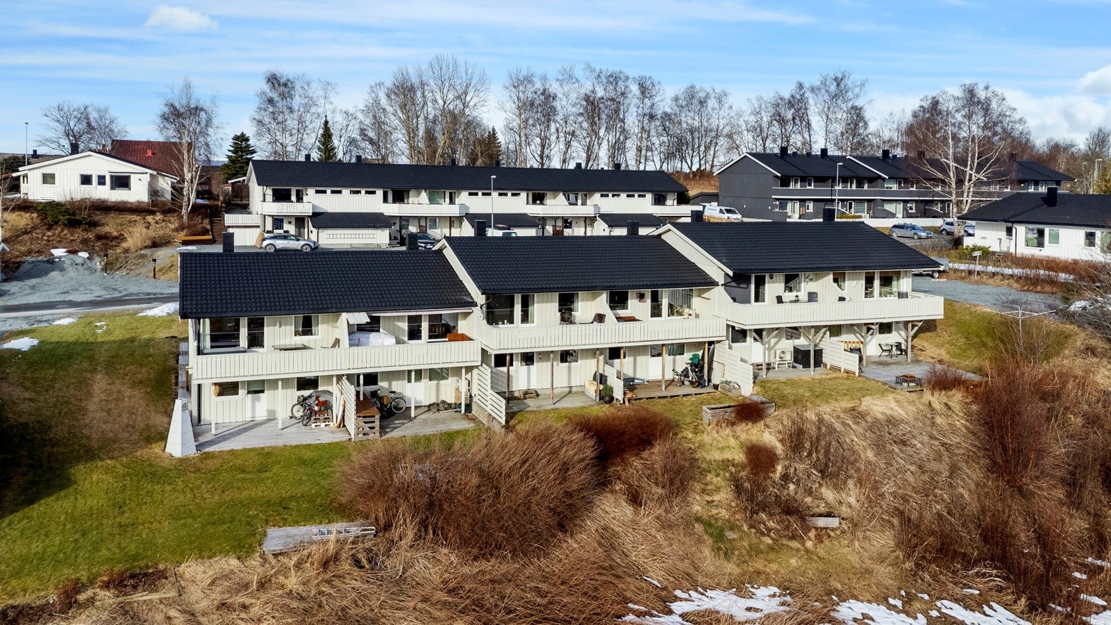 Boligen ligger fint til med kort vei til flere barnehager, barneskole, Nesseguttbanen og dagligvarebutikk. Galleribilde