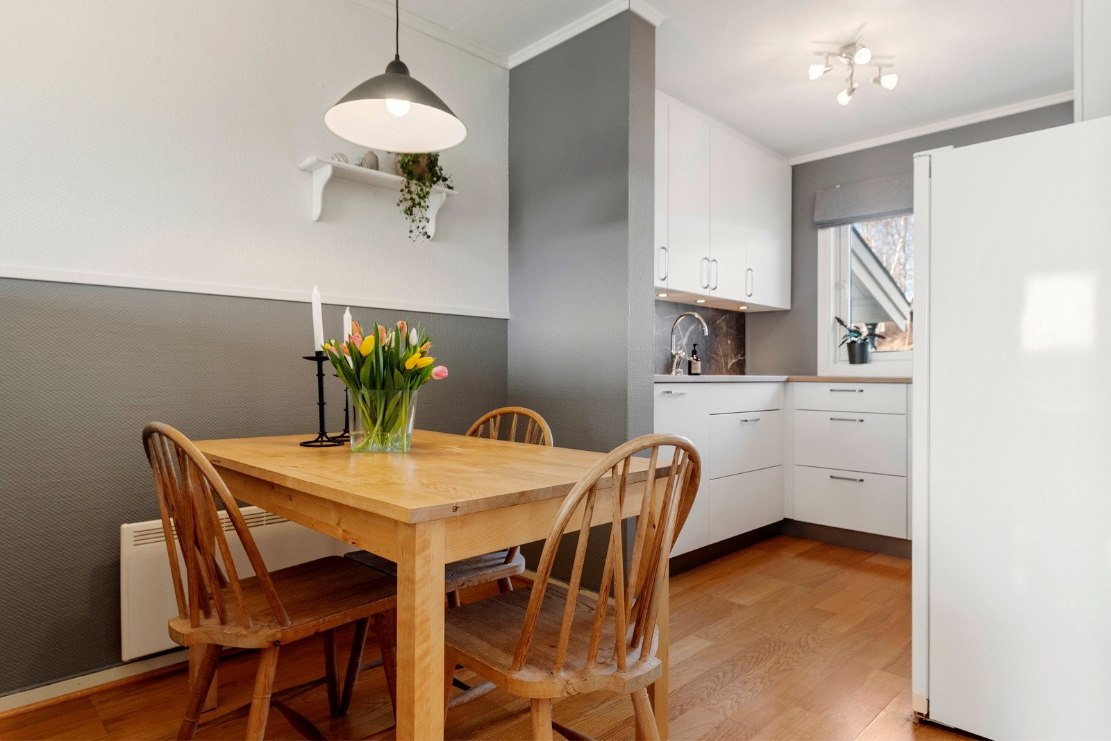 Plass for spisebord i tilknytning til kjøkken. Galleribilde