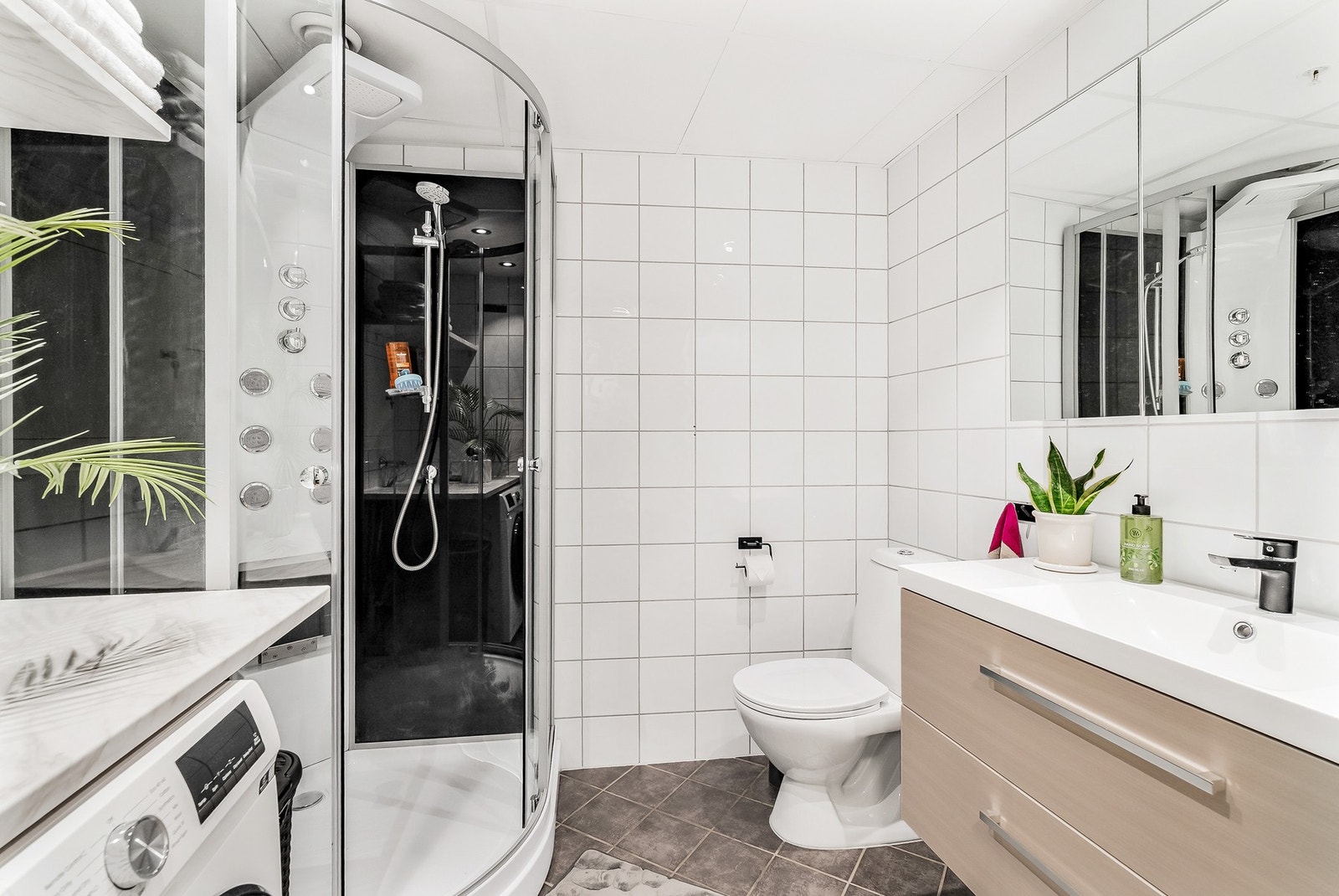 Stilent, flislagt bad med varmekabler i gulvet. Galleribilde