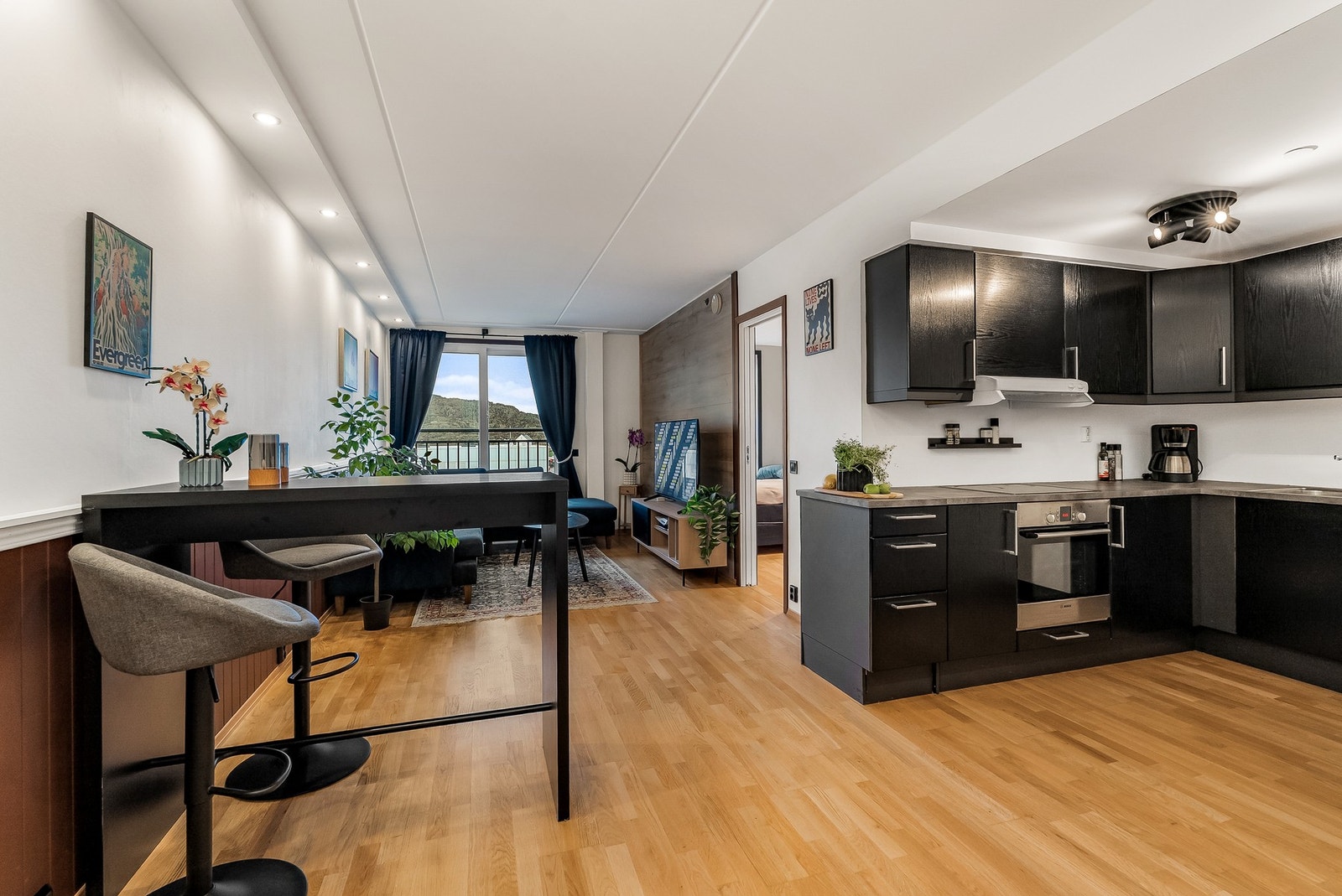 Innbydende leilighet i 5.etasje med gjennomgående god standard og flott utsikt! Galleribilde